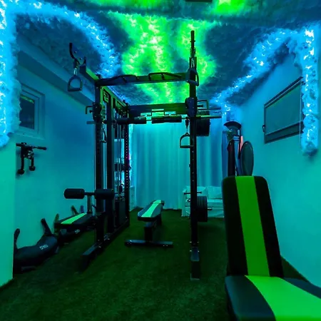Baroque With Pool Sauna Gym Vila *