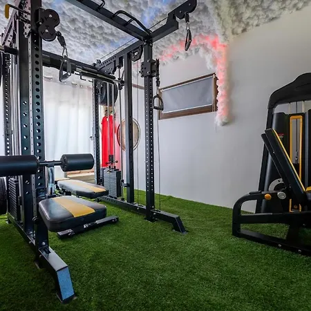Baroque With Pool Sauna Gym Vila