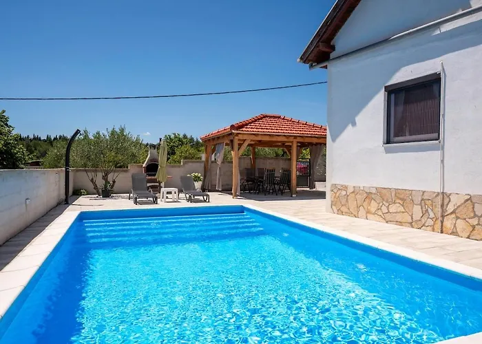 Villa Baroque With Pool Sauna Gym *